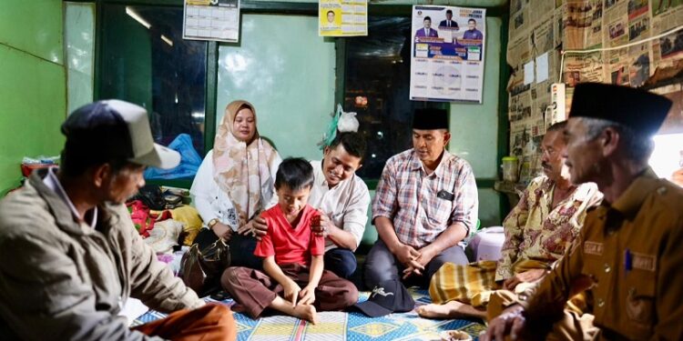 Tersentuh Kisah David, Bupati Solok Beri Bantuan ke Keluarga di Simpang Tanjung Nan IV