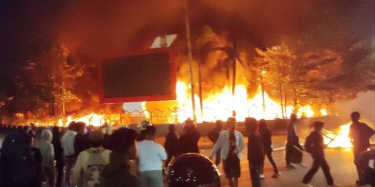 Demo Rusuh! Gedung DPRD Makassar Dibakar Massa