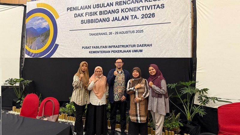 Dinas Pekerjaan Umum dan Penataan Ruang (PUPR) Kabupaten Solok, Evia Vivi Fortuna, ST.MM (Baju dan jilbab cokelat) (Foto: Ist)