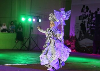 Pelajar Padang Panjang Pamer Busana Daur Ulang HUT RI ke-80