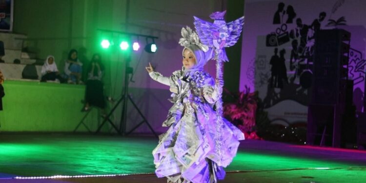 Pelajar Padang Panjang Pamer Busana Daur Ulang HUT RI ke-80