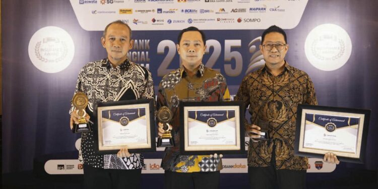 President Director, Inung Widi Setiadji; Customer Relationship Management and Digital Division Head FIFGROUP, Joni Citradinata dan AMF Multi Purposed Financing Marketing Department Head FIFGROUP, Randy Aditya Putra Hendarmo.[foto : ist]