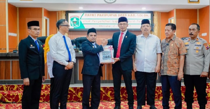 Ketua DPRD Kabupaten Solok, Ivoni Munir dan Wakil Bupati Solok H. Candra beserta rombongan (Foto: Ist)