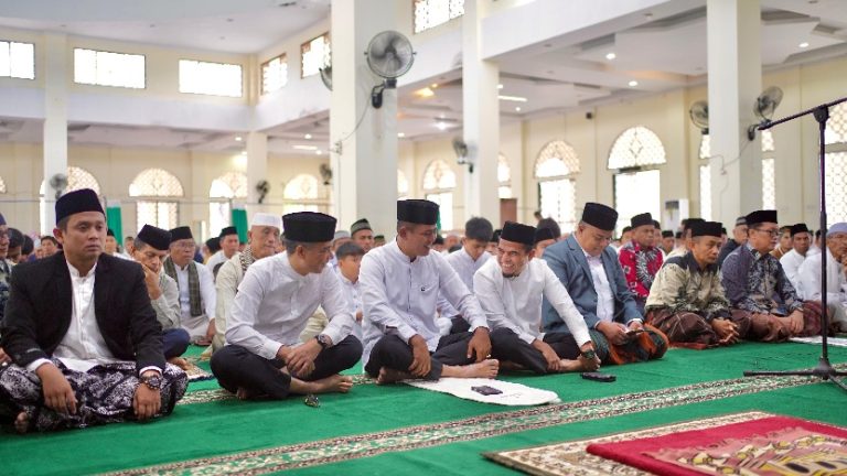 Bupati Solok Jon Pandu saat pelaksanaan Salat Idul Adha di Masjid Agung Darussalam Islamic Center di Koto Baru (Foto: Ist)