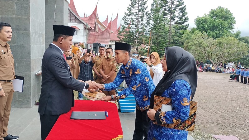 Bupati Solok Jon Pandu melantik sebanyak 626 Pegawai Pemerintah dengan Perjanjian Kerja (PPPK), Senin (16/6/2025) (Foto: Ist)