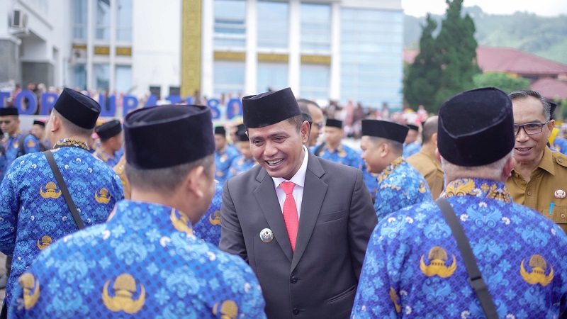 Bupati Solok Jon Pandu melantik sebanyak 626 Pegawai Pemerintah dengan Perjanjian Kerja (PPPK), Senin (16/6/2025) (Foto: Ist)