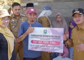 Bupati Solok Salurkan Bantuan Bedah Rumah dan Korban Bencana di Surian dan Sungai Nanam