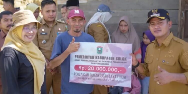Bupati Solok Salurkan Bantuan Bedah Rumah dan Korban Bencana di Surian dan Sungai Nanam