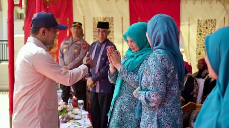 Bupati Solok Jon Firman Pandu, Ketua TP-PKK Kabupaten Solok Ny. Nia Jon Firman Pandu (Foto: Ist)
