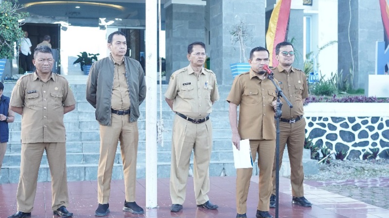 Wabup Solok saat memimpin apel pagi (Foto: Ist)