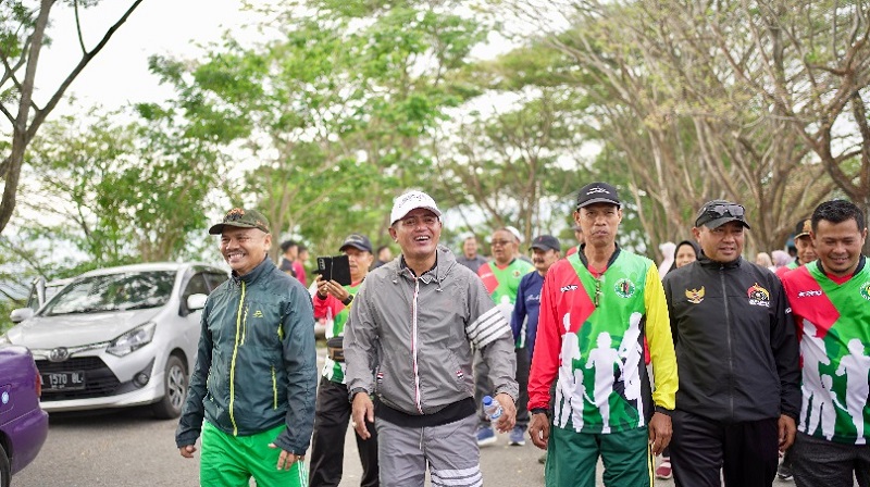 Bupati Solok Jon Pandu saat jelan sehat bersama warga (Foto: Ist)