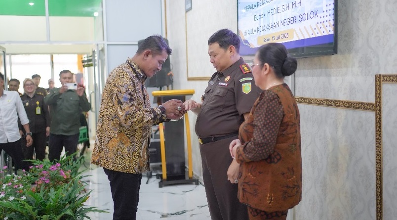 Bupati Solok, Jon Firman Pandu saat temu ramah dengan Kajari Solok yang baru, Medie (Foto: Ist)