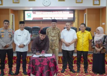 Bupati Solok, Jon F Pandu saat menandatangani dokumen pengesahan Rancangan Peraturan Daerah (Ranperda) tentang Rencana Pembangunan Jangka Menengah Daerah (RPJMD) 2025–2029 menjadi Peraturan Daerah (Perda), dalam Rapat Paripurna DPRD Kabupaten Solok di Ruang Rapat DPRD. Jumat, (1/8) [foto : ist]