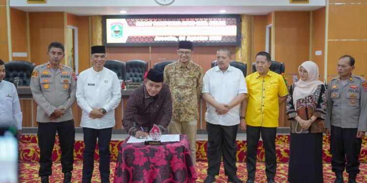 Bupati Solok, Jon F Pandu saat menandatangani dokumen pengesahan Rancangan Peraturan Daerah (Ranperda) tentang Rencana Pembangunan Jangka Menengah Daerah (RPJMD) 2025–2029 menjadi Peraturan Daerah (Perda), dalam Rapat Paripurna DPRD Kabupaten Solok di Ruang Rapat DPRD. Jumat, (1/8) [foto : ist]