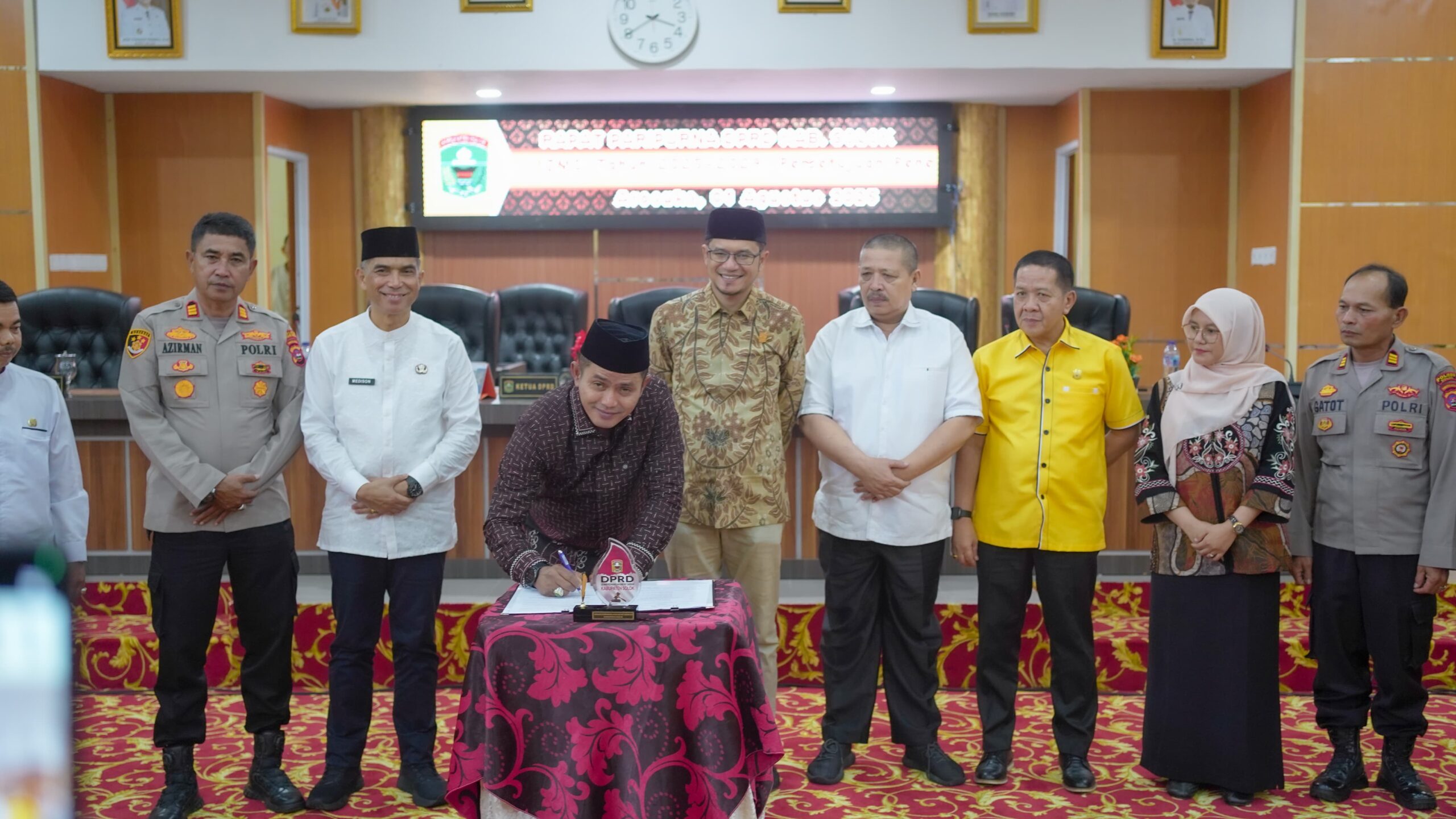 Bupati Solok, Jon F Pandu saat menandatangani dokumen pengesahan Rancangan Peraturan Daerah (Ranperda) tentang Rencana Pembangunan Jangka Menengah Daerah (RPJMD) 2025–2029 menjadi Peraturan Daerah (Perda), dalam Rapat Paripurna DPRD Kabupaten Solok di Ruang Rapat DPRD. Jumat, (1/8) [foto : ist]