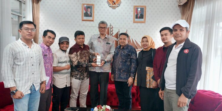 Wakil Bupati Solok, Candra saat ada pertemuan dengan pegiat kopi.[foto : ist]