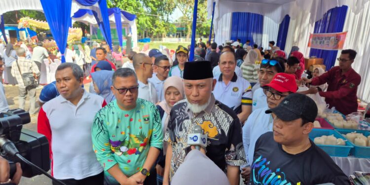 Gubernur Sumbar, Mahyeldi saat wawancara.[foto : ist]