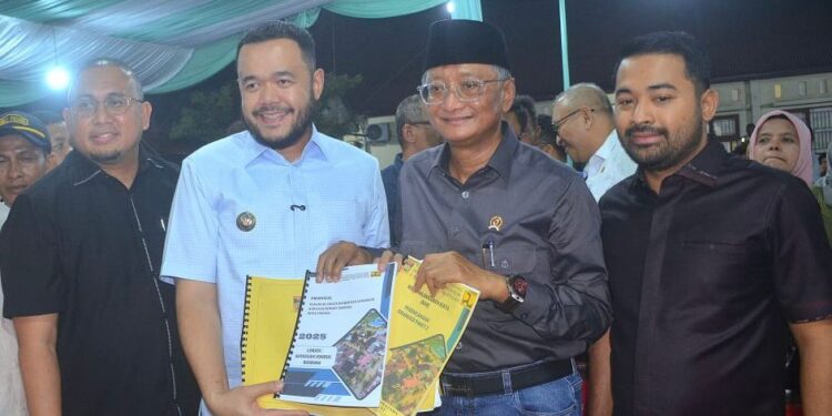 Wali Kota Padang, Fadly Amran bersama Komisi V DPR RI.[foto : ist]