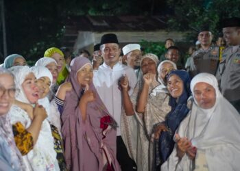 Bupati Solok, Jon Firman Pandu, melaksanakan salat Subuh berjamaah bersama jajaran Forum Koordinasi Pimpinan Daerah (Forkopimda).[foto : ist]