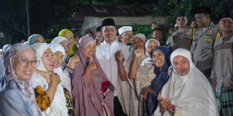 Bupati Solok, Jon Firman Pandu, melaksanakan salat Subuh berjamaah bersama jajaran Forum Koordinasi Pimpinan Daerah (Forkopimda).[foto : ist]