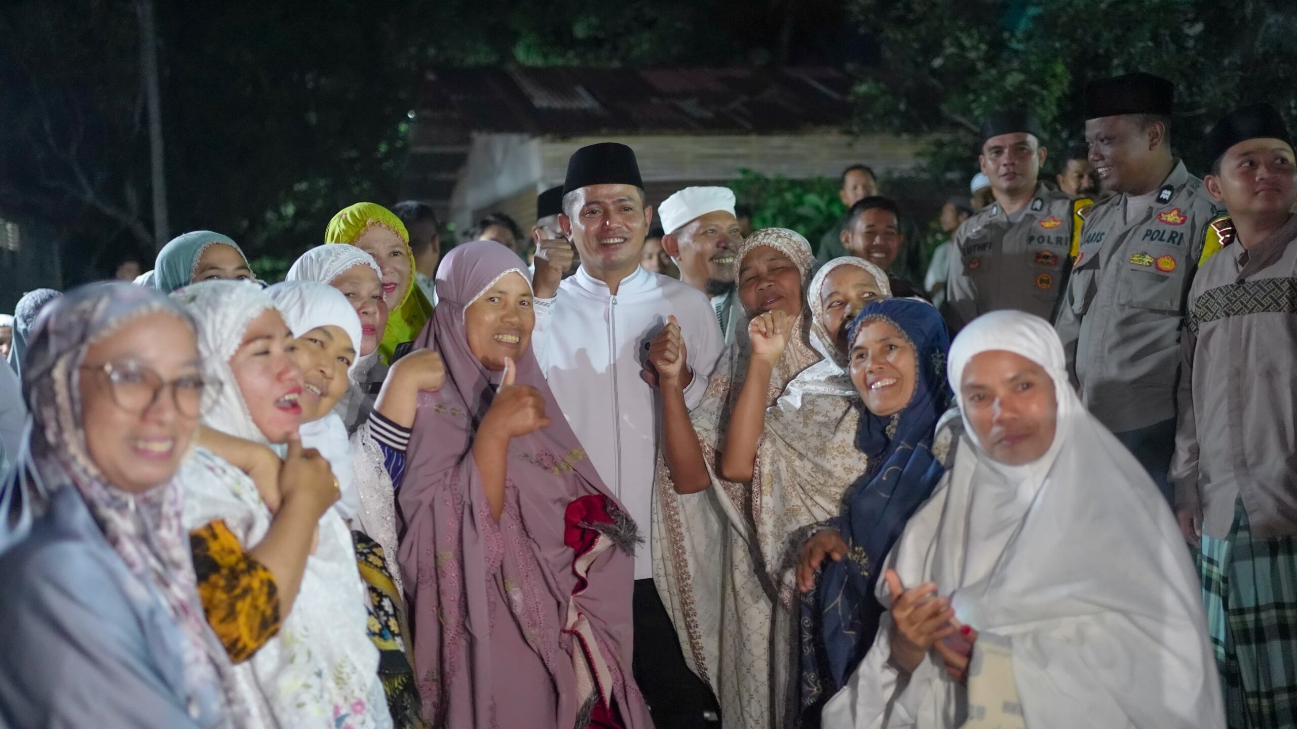 Bupati Solok, Jon Firman Pandu, melaksanakan salat Subuh berjamaah bersama jajaran Forum Koordinasi Pimpinan Daerah (Forkopimda).[foto : ist]