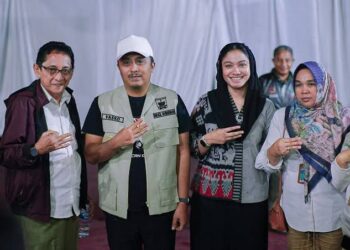 Wagub Sumbar, Vasxo Ruseimy bersama Bupati Dharmasraya, Annisa.[foto : ist]