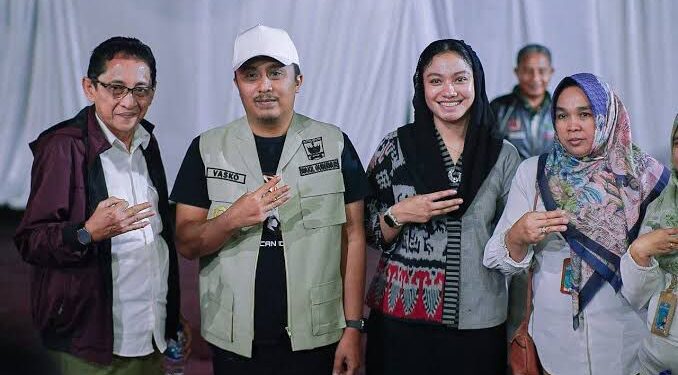 Wagub Sumbar, Vasxo Ruseimy bersama Bupati Dharmasraya, Annisa.[foto : ist]