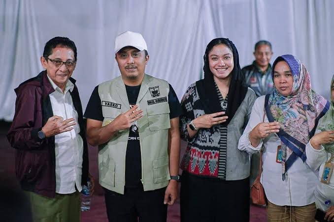 Wagub Sumbar, Vasxo Ruseimy bersama Bupati Dharmasraya, Annisa.[foto : ist]