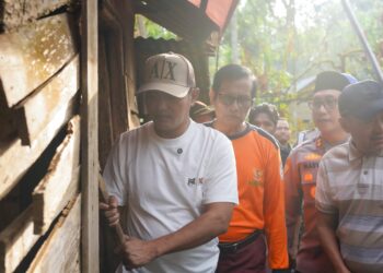 Bupati Solok Jon Firman Pandu ikut membantu bedah rumah warga.[foto : ist]
