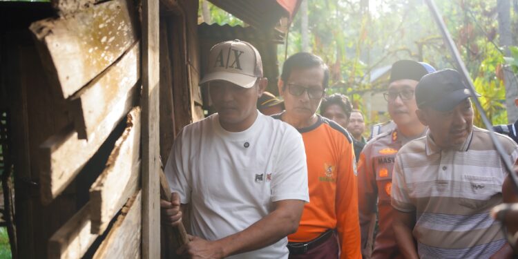 Bupati Solok Jon Firman Pandu ikut membantu bedah rumah warga.[foto : ist]