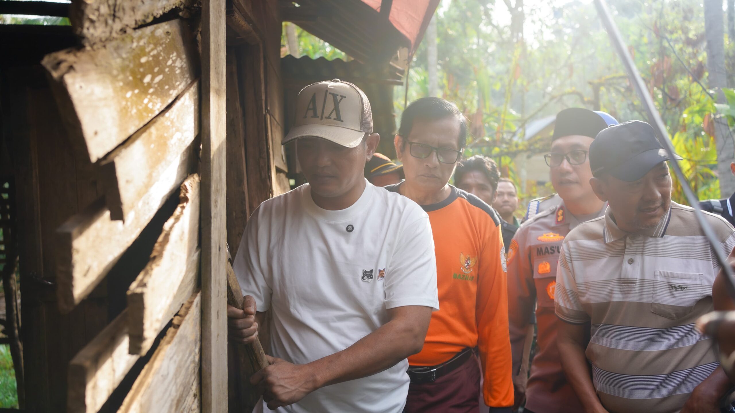 Bupati Solok Jon Firman Pandu ikut membantu bedah rumah warga.[foto : ist]