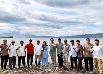 Wabup Solok, Candra saat meninjau Kawasan Danau Singkarak di Paninggahan.[foto : ist]