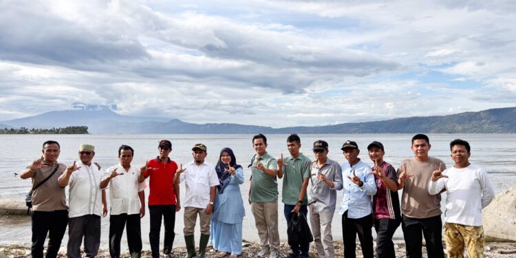 Wabup Solok, Candra saat meninjau Kawasan Danau Singkarak di Paninggahan.[foto : ist]