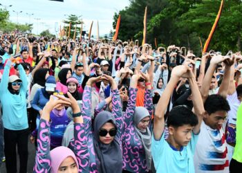 Ribuan warga Kota Padang tumpah ruah ikuti fun run di kawasan Pantai Cimpago.[foto : ist]