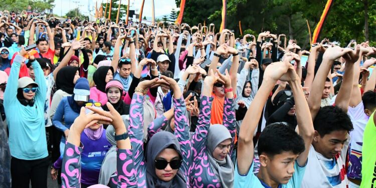 Ribuan warga Kota Padang tumpah ruah ikuti fun run di kawasan Pantai Cimpago.[foto : ist]