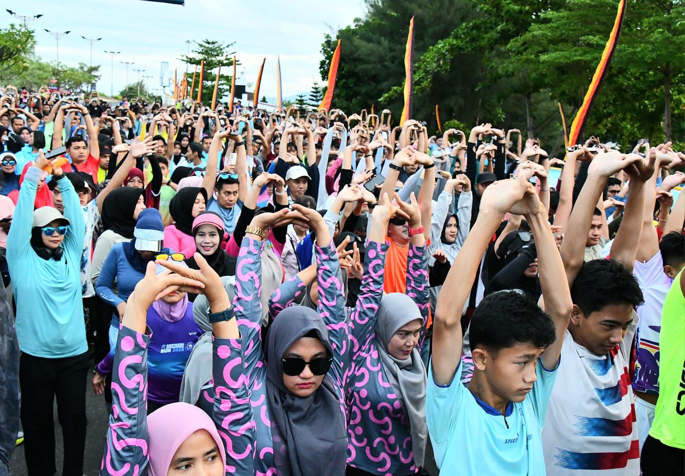 Ribuan warga Kota Padang tumpah ruah ikuti fun run di kawasan Pantai Cimpago.[foto : ist]
