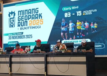 Gubernur Sumbar, Mahyeldi saat meluncurkan Minang Geopark Run.[foto : ist]