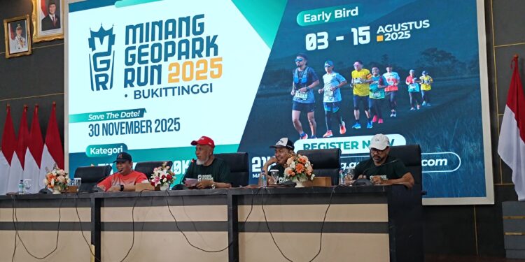 Gubernur Sumbar, Mahyeldi saat meluncurkan Minang Geopark Run.[foto : ist]