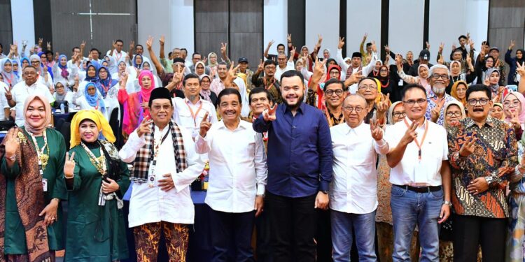 Wali Kota Padang, Fadly Amran, saat menutup kegiatan Musyawarah Besar (Mubes) dan Reuni Akbar Alumni Lintas Angkatan SMP Negeri 2 Padang.[foto : ist]