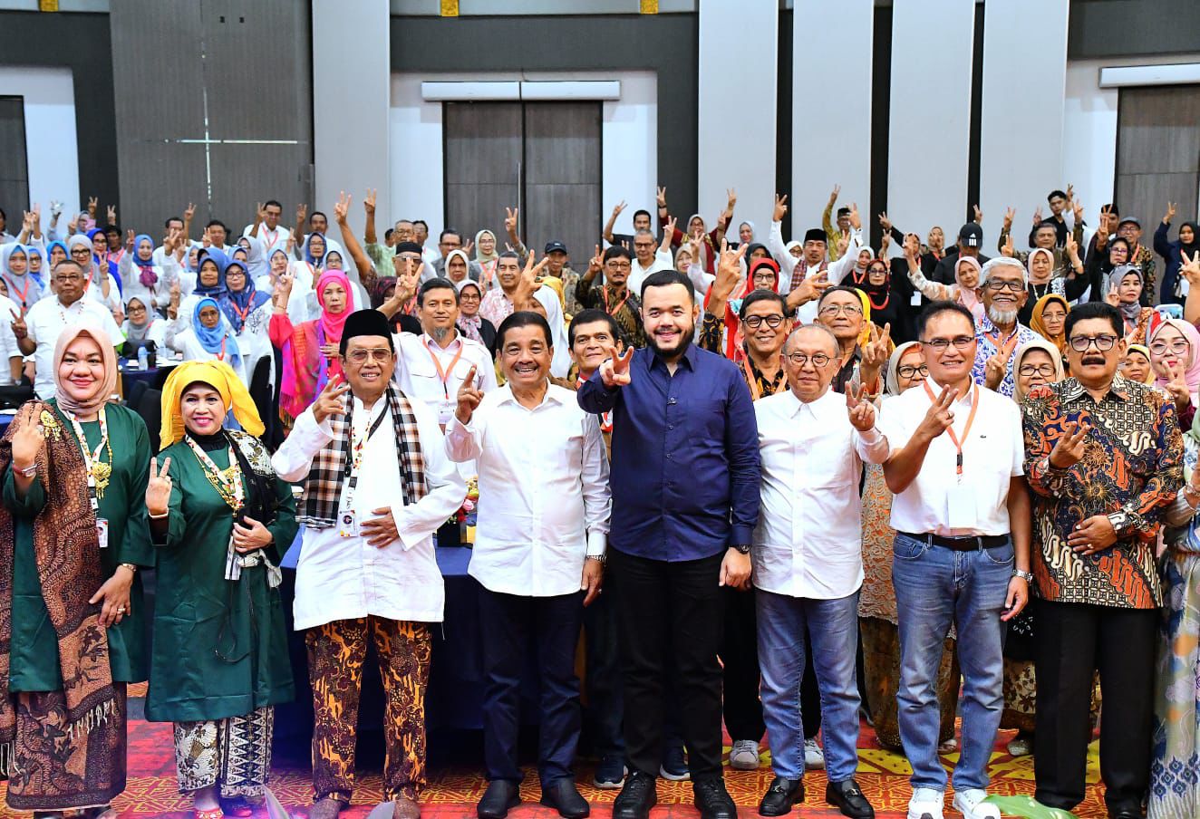 Wali Kota Padang, Fadly Amran, saat menutup kegiatan Musyawarah Besar (Mubes) dan Reuni Akbar Alumni Lintas Angkatan SMP Negeri 2 Padang.[foto : ist]