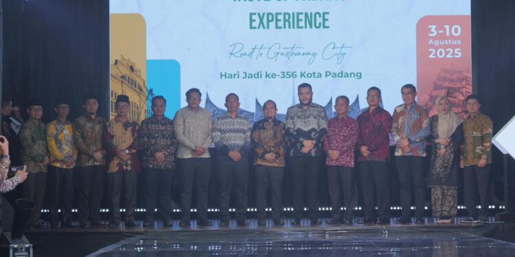 Wali Kota Padang Fadly Amran saat membuka rangkaian Hari Jadi Kota Padang ke-356.[foto : ist]