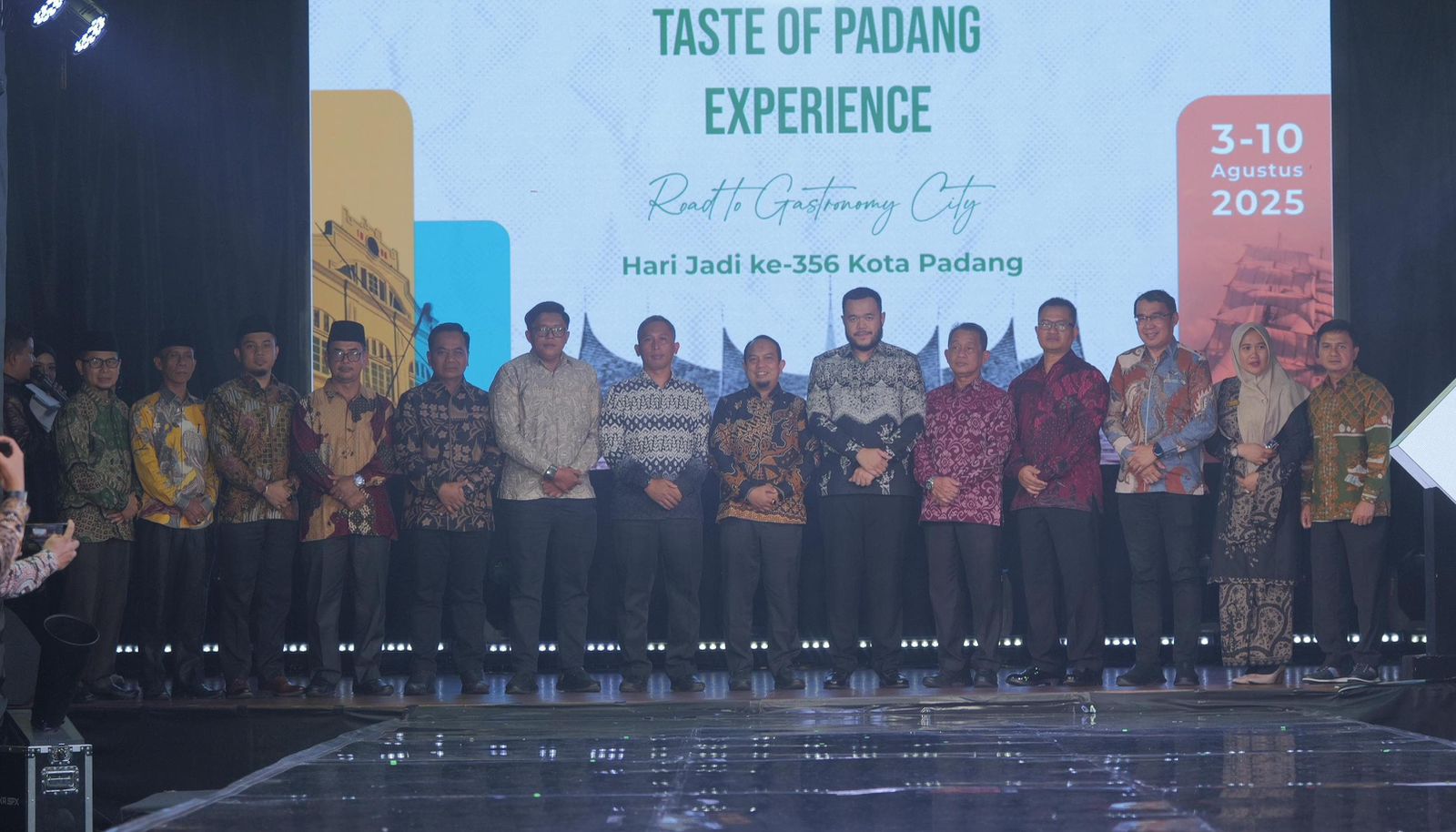 Wali Kota Padang Fadly Amran saat membuka rangkaian Hari Jadi Kota Padang ke-356.[foto : ist]