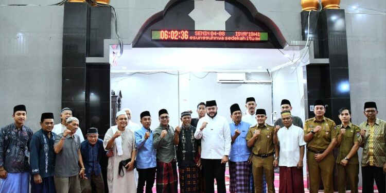 Wali Kota Padang, Fadly Amran bersama warga.[foto : ist]