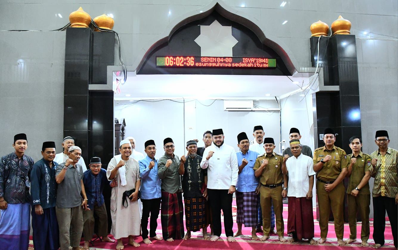 Wali Kota Padang, Fadly Amran bersama warga.[foto : ist]