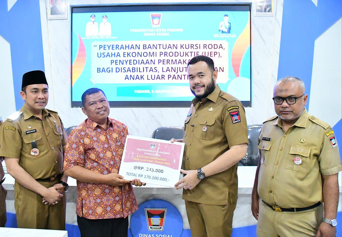 Wali Kota Padang, Fadly Amran saat menyerahkan Bansos.[foto : ist]