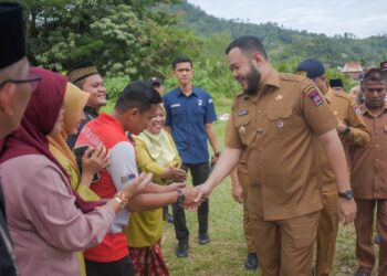 Wali Kota Padang Fadly Amran meninjau, kondisi Sekolah Dasar Negeri (SDN) 01 Pasar Laban.[foto : ist]