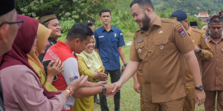 Wali Kota Padang Fadly Amran meninjau, kondisi Sekolah Dasar Negeri (SDN) 01 Pasar Laban.[foto : ist]