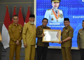 Wakil Wali Kota Padang, Maigus Nasir saat menerima penghargaan.[foto : ist]