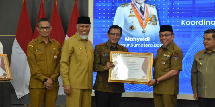 Wakil Wali Kota Padang, Maigus Nasir saat menerima penghargaan.[foto : ist]
