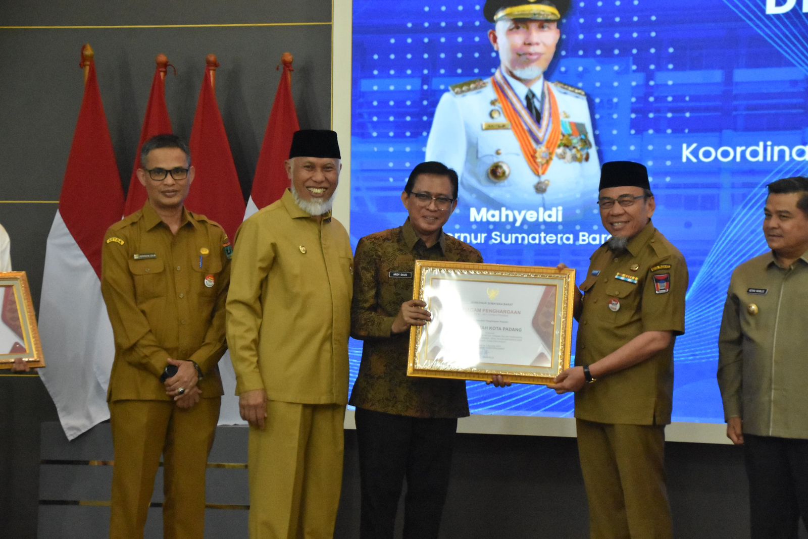 Wakil Wali Kota Padang, Maigus Nasir saat menerima penghargaan.[foto : ist]